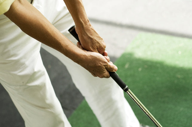 The ten-finger grip in golf.